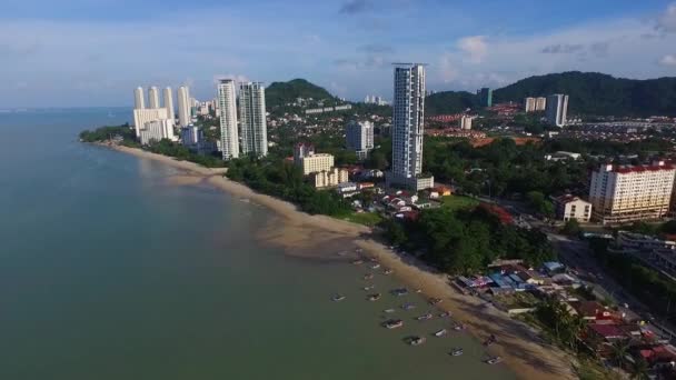 Penang, Maleisië, 15 oktober 2016: Antenne: kustlijn van Penang stad en moskee. — Stockvideo