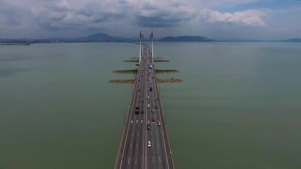 PENANG, MALAYSIA October 15, 2016: Aerial: The bridge with traffic in George Town . — стоковое видео