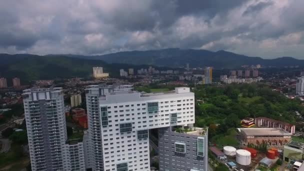 Penang, Maleisië 15 oktober 2016:Aerial:High opkomst en gebouwen in George Town. — Stockvideo