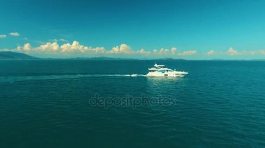Phuket, Tayland 6 Ocak 2016: Anteni: Andaman Denizi'nde lüks yat.
