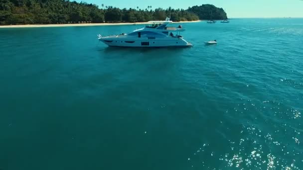 Phuket, thailand 6. januar 2016: antenne: Luxusboot in der nähe des strandes. — Stockvideo