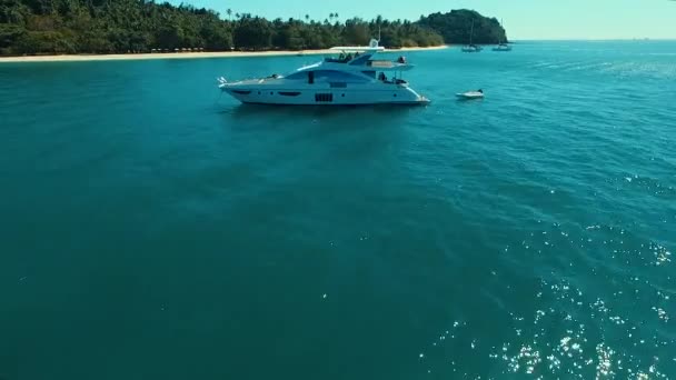 PHUKET, THAÏLANDE 6 janvier 2016 : Aérien : Bateau de luxe près de la plage . — Video