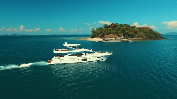 Phuket, Thaiföld, 2016. január 6.: Antenna: gyönyörű luxus hajóval a sziget közelében. — Stock videók