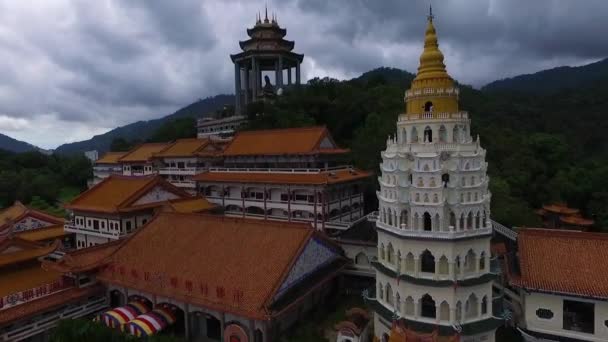 PENANG, MALAYSIA October 14, 2016: Aerial: Kek Lok Si temple in Malaysia. — Stock Video
