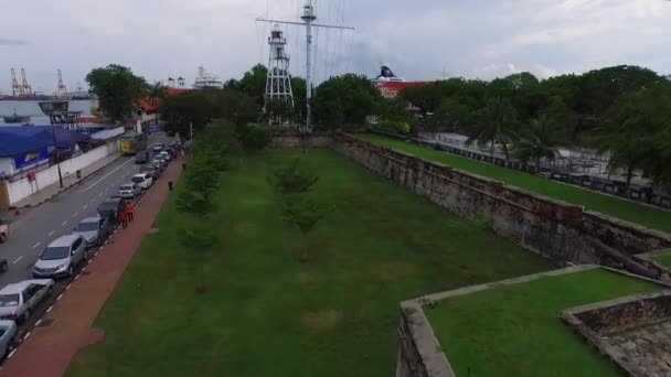 Penang, Maleisië, 14 oktober 2016: Antenne: opstijgen in de buurt van Fort Cornwallis. Penang. — Stockvideo