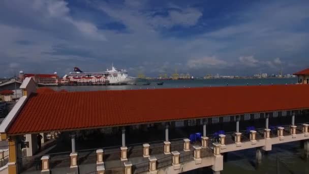 Penang, Malajsie 14 října 2016: Antény: startu poblíž přístaviště lodí. Ostrov Penang. — Stock video