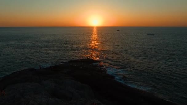 Antenne: wunderschöner Sonnenuntergang am Promthep-Kap. phuket. — Stockvideo