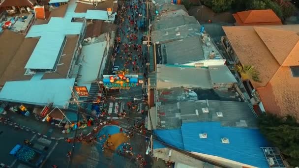 Antenn: Patong beach, Bangla road, människor fira Songkran. — Stockvideo