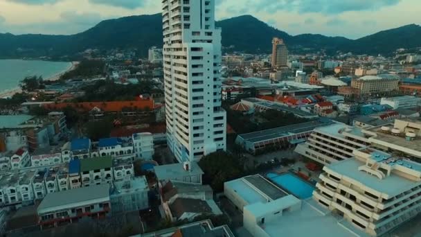 Antenne: Hochhaus und Gebäude am Patong-Strand. — Stockvideo