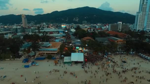 Légi: Ünneplő Songkran, a Patong Beach. — Stock videók