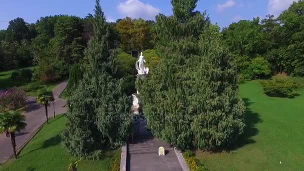 Aérienne : Voler à côté de la statue de la fontaine dans l'arboretum de Sotchi .