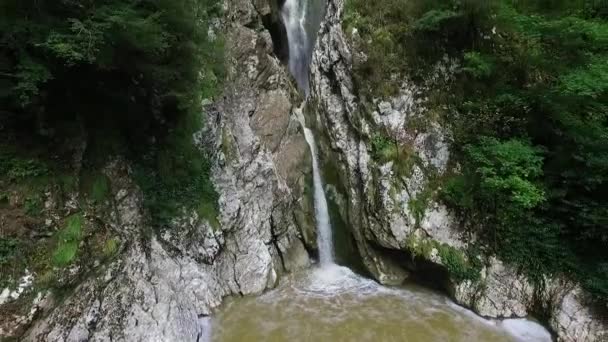 Antenne: Opstijgen in de buurt van Sotsji waterval. — Stockvideo