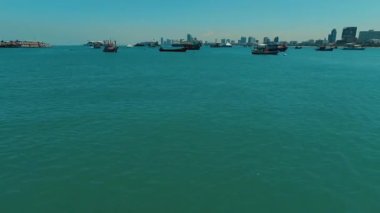 Hava: Pattaya körfezinin tekneler üzerinde uçan.