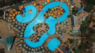 Anteni: Sahilde büyük Yüzme Havuzu.