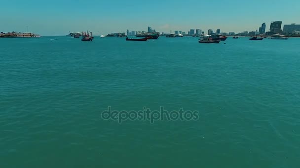 Luchtfoto: Vliegen over boten in Pattaya-baai. — Stockvideo