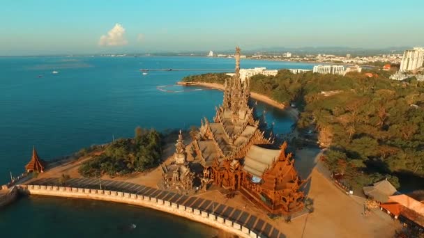 Antenn: Antika tempel i Pattaya. Sanctuary of Truth. — Stockvideo