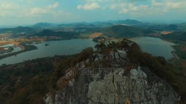 Anteni: Pattaya Buda Mountain yakınındaki uçuş.