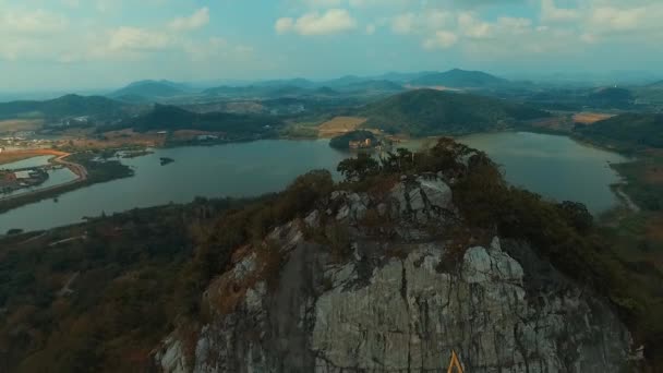 Antenne: Vlucht in de buurt van Boeddha's berg in Pattaya. — Stockvideo