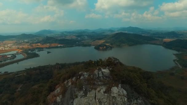 Antenne: Überflug des Buddha-Berges in Pattaya. — Stockvideo