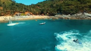 Anteni: iki erkekler flyboard sahilde yapıyor.
