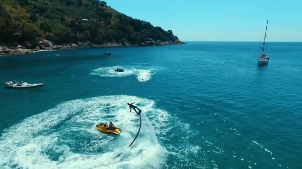 Aérea: Flyboarding cerca de la playa . — Vídeos de Stock