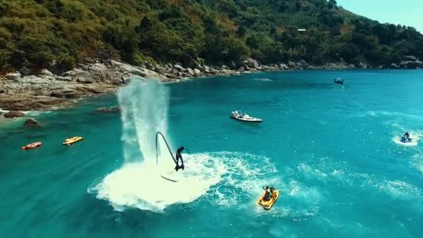 Κεραία: Δύο άνδρες flyboardind κοντά στην παραλία. — Αρχείο Βίντεο