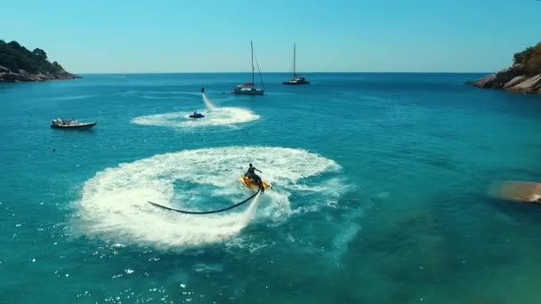 Hava: flyboard sahilde Flip. — Stok video