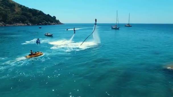 Aérien : Plongée en flyboard près de la plage . — Video