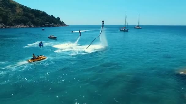 Aerea: Immersioni in flyboard vicino alla spiaggia . — Video Stock