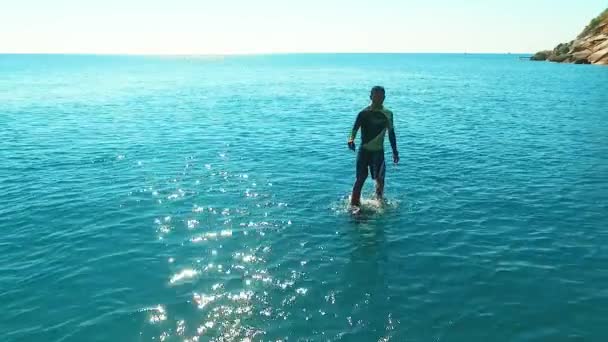 Antenne: Mann klettert auf Fliegenbrett aus dem Wasser. — Stockvideo