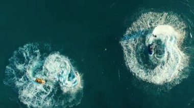 Anteni: İki adam flyboard ve denizde iki jetski.