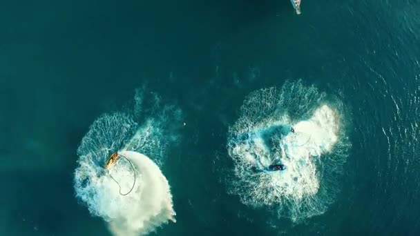 Aérien : Deux hommes qui volent près du bateau . — Video