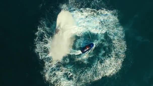 Воздушный: двое мужчин летят на флайборде рядом с лодкой . — стоковое видео