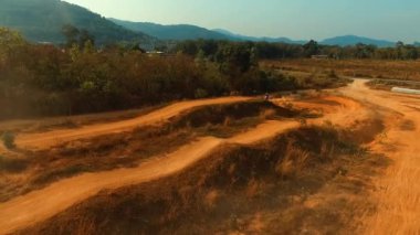 Anteni: yavaş motocross Bisiklet atlama.