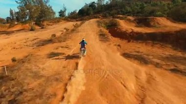 Hava: Hızlı başlatma motocross yolda.