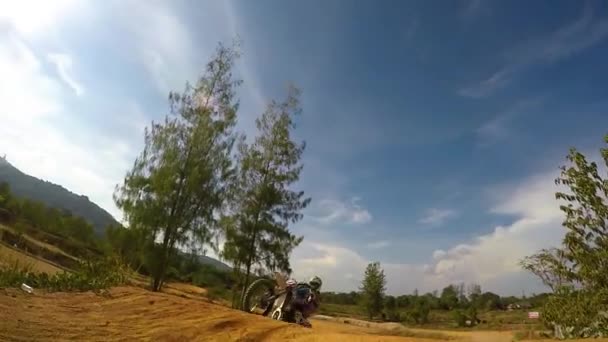2016 年 5 月 5 日、タイのプーケット: モトクロス バイクで空飛ぶ男. — ストック動画