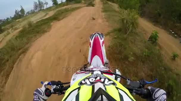 PHUKET, THAÏLANDE 5 mai 2016 : Un homme qui monte et saute en motocross . — Video
