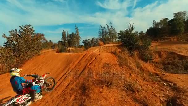 Phuket, Thailand, 5 mei 2016: Antenne: Slow motion springen op de rails van de motorcross. — Stockvideo