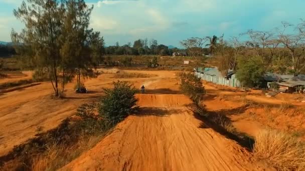 Aérien : Sauter sur piste de motocross. Mouvement lent .