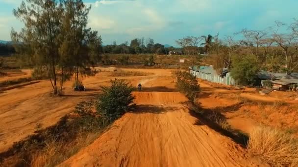 Antenne: Springen op de rails van de motorcross. Slow motion. — Stockvideo