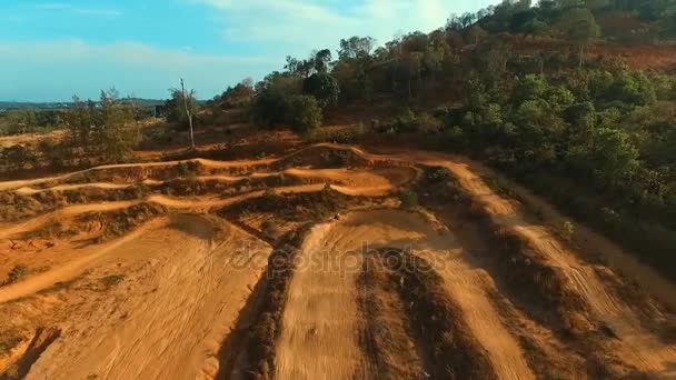 Luchtfoto: Een man alleen rijden op de motorfiets rails. — Stockvideo