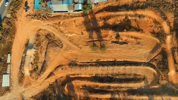 Aerial: Vista a volo d'uccello di un uomo motocross in pista . — Video Stock