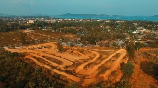 Antenne: Prachtig uitzicht op zee in de buurt van motorcross track. — Stockvideo