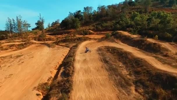 ПЮКЕТ, Таиланд 5 мая 2016: Aerial: Man has won a championship in motocross . — стоковое видео