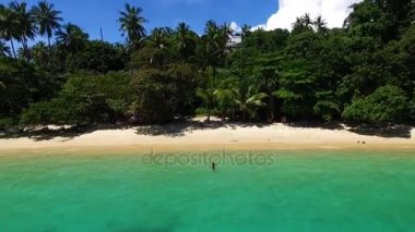 Anteni: genç kız geliyor kadar dışarı plaj su.