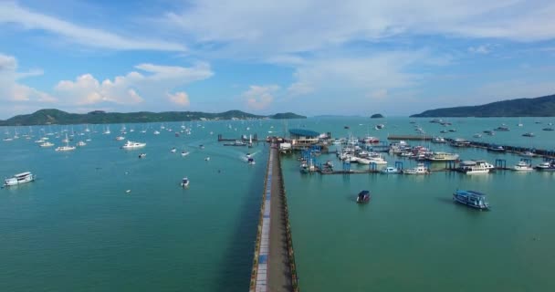 Aérea: Despegue desde el muelle de Chalong . — Vídeos de Stock