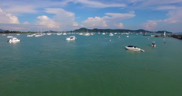 Antenne: Flucht von der Seebrücke zu den Booten. — Stockvideo