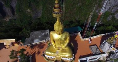 Anteni: dağlarda oturan Big Buddha.