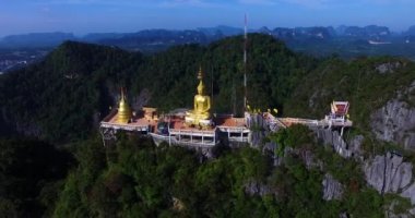 Hava: Big Buddha dağlarda oturan etrafında uçan.