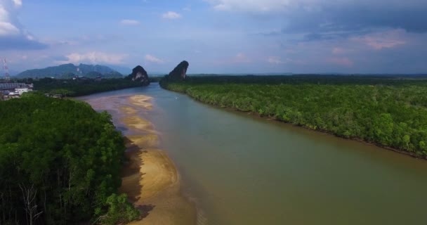 Anténa: Dva vyčnívající skály v městě Krabi. — Stock video